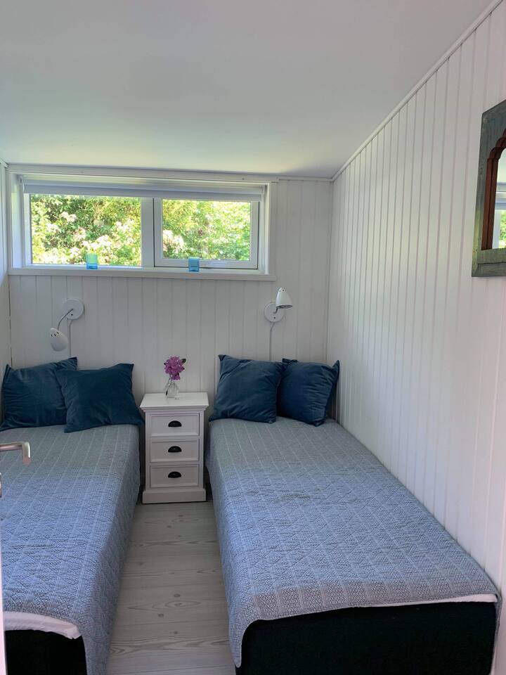 Chambre 3 avec deux lits simples (75 * 200) et un placard.