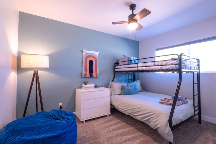 Cama litera doble sobre tamaño completo con puff. (Ten en cuenta que, por fabricante, la capacidad de peso de la cama superior es de 200 libras y la capacidad de peso de la cama inferior es de 450 libras).