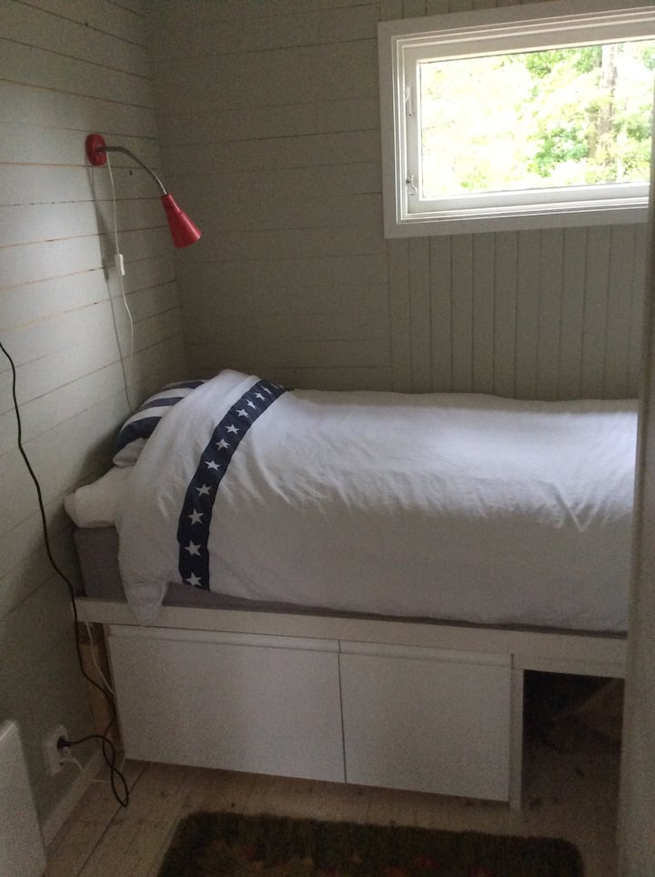 Chumba kidogo cha kulala, kitanda cha sentimita 90 na hifadhi chini