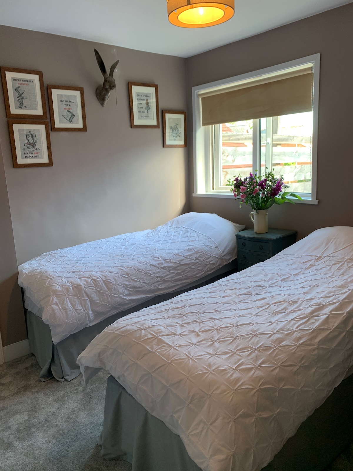 Izba Alice - môže byť zmenená na dvojlôžko alebo dvojlôžko. Nachádza sa na prvom poschodí s oknom na strešnú terasu. 