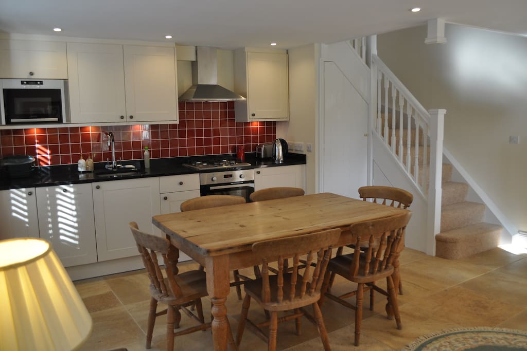 Open-plan kitchen/dining room