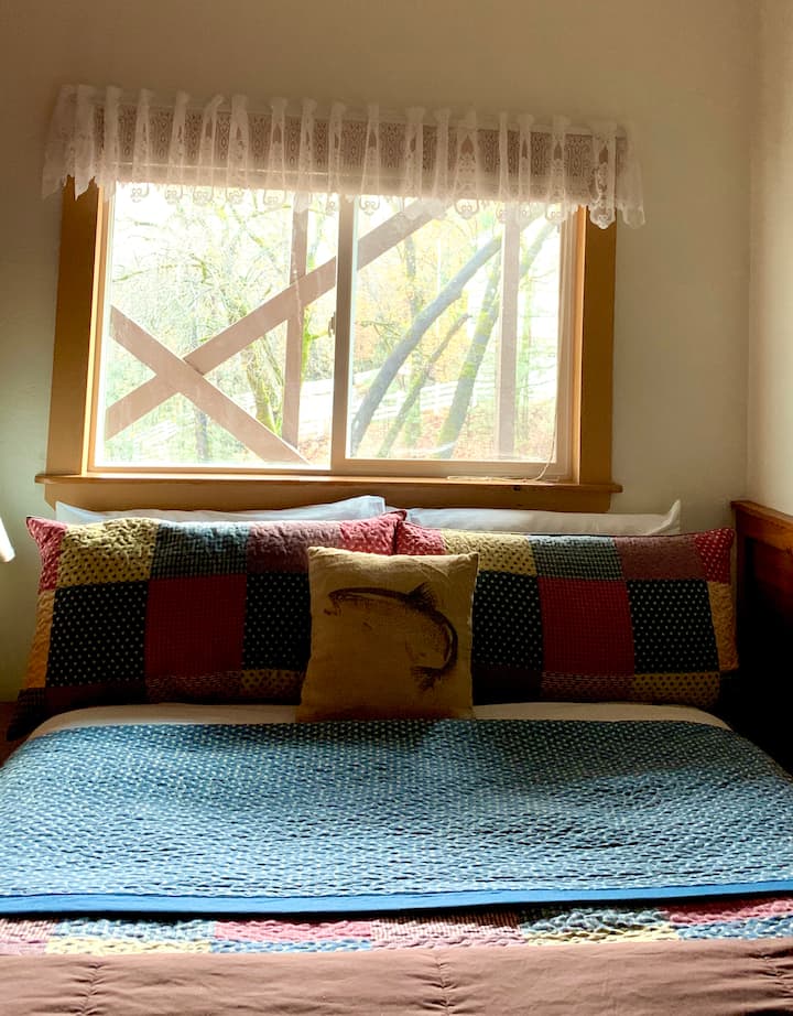 Al lado del dormitorio uno hay una puerta que conduce al dormitorio dos con una cama tamaño queen.