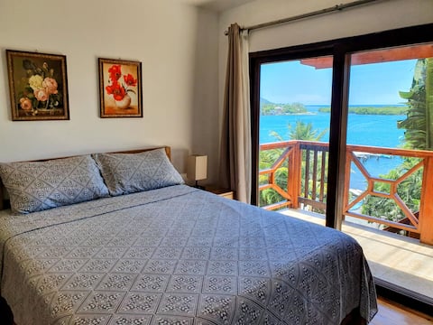 New 3 bedroom oceanfront on Roatan Island
