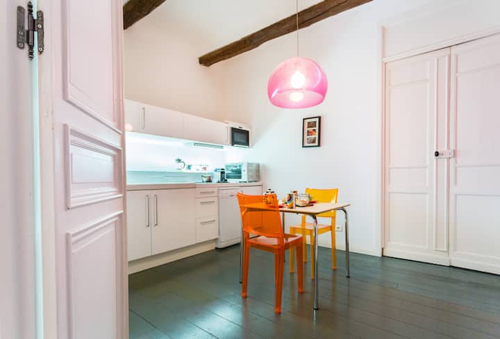 Apartment air con balcony daily market area