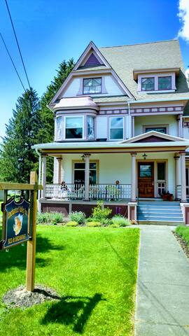 Enchanted Valley Inn B&B Jane Austen Room