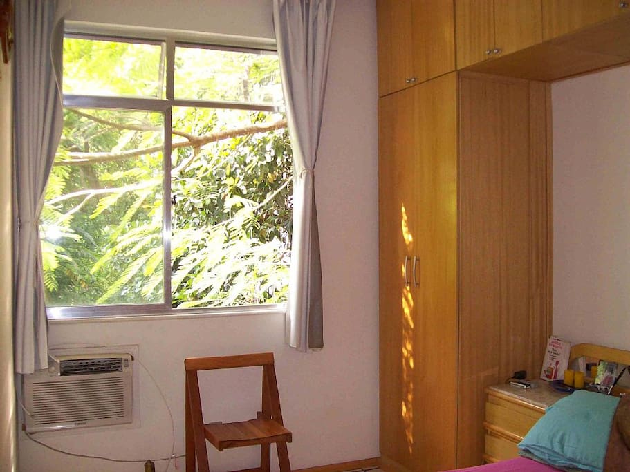 Chambre accueillante, vue sur le Lycée Français