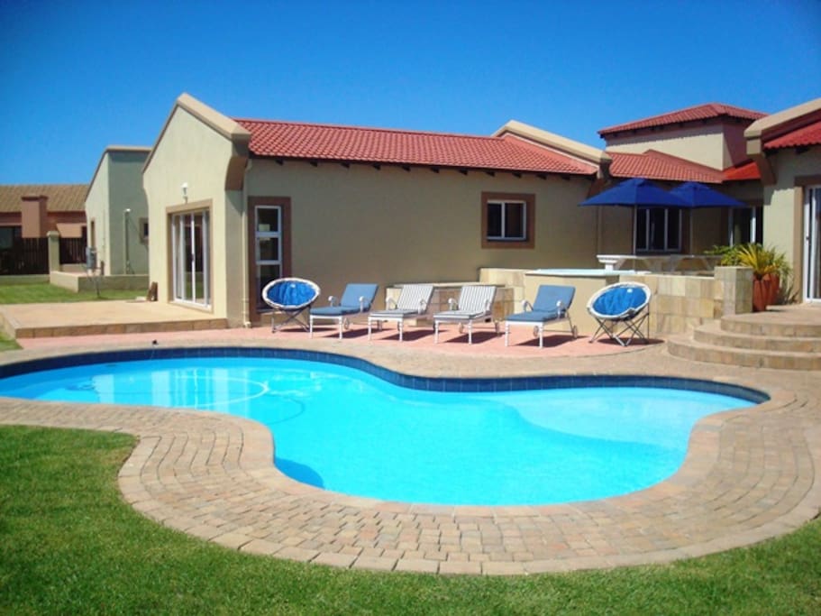 Swimming Pool with 4 Pool loungers