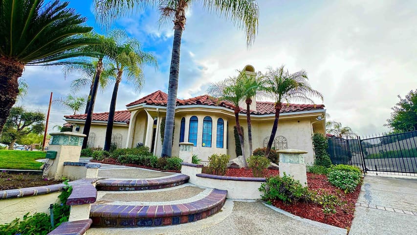 Luxury home with pool & Jacuzzi