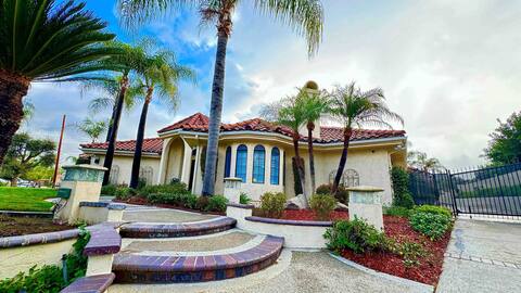 Luxury home with pool & Jacuzzi
