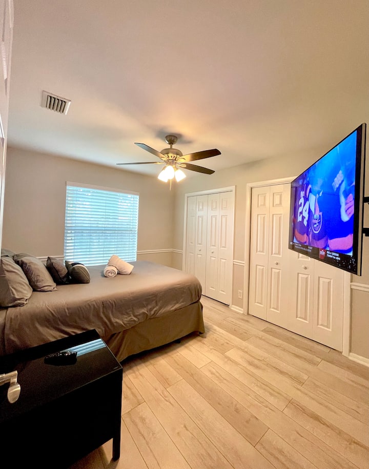 Dormitorio n.º4 con una cama de tamaño queen.

Esta habitación tenía un televisor LED de 55pulgadas que viene con Netflix y YouTube TV Live. 