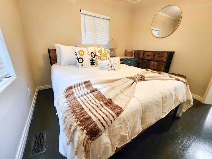 Kjo dhomë gjumi ka krevat dopio "queen" dhe një tavolinë pune anësore për lehtësinë tënde dhe nëse nevojitet privatësi.