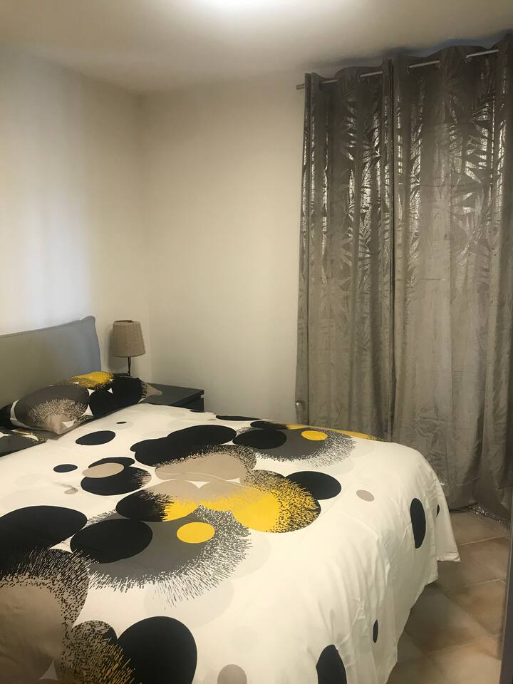 Chumba maradufu kilicho na aina nyingine ya mfarishi kilicho na pazia lililofungwa 