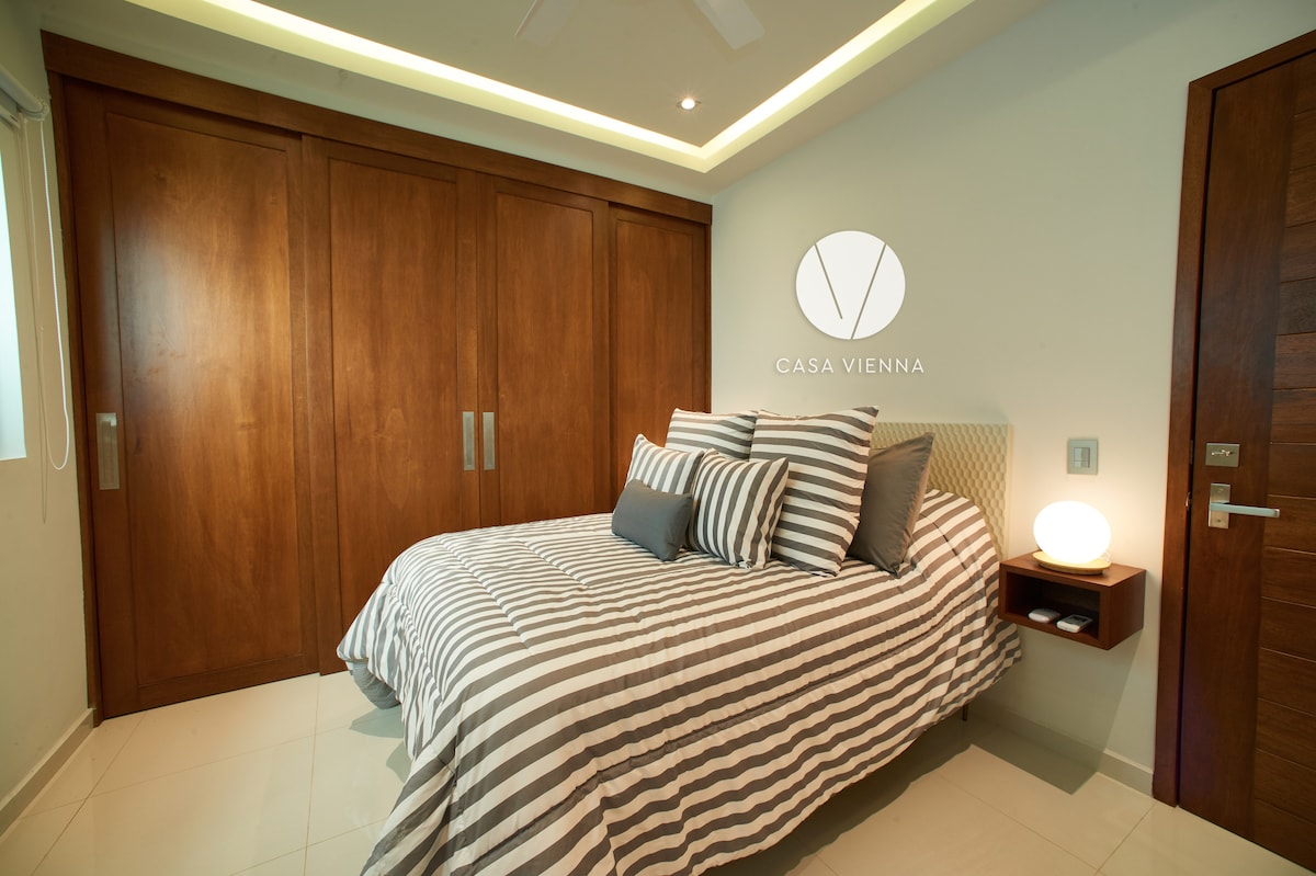 ห้องนอนของเรามีความสะดวกสบายเป็นพิเศษและมีทุกสิ่งที่คุณต้องการเพื่อให้แน่ใจว่าจะได้พักผ่อนอย่างมีความสุข
/
ห้องนอนของเราสะดวกสบายเป็นพิเศษและมีสิ่งที่จะรับประกันว่าคุณจะได้พักผ่อนอย่างมีความสุข