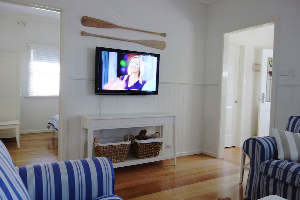 Dado panelled walls. DVD/Blu-ray and sound bar.