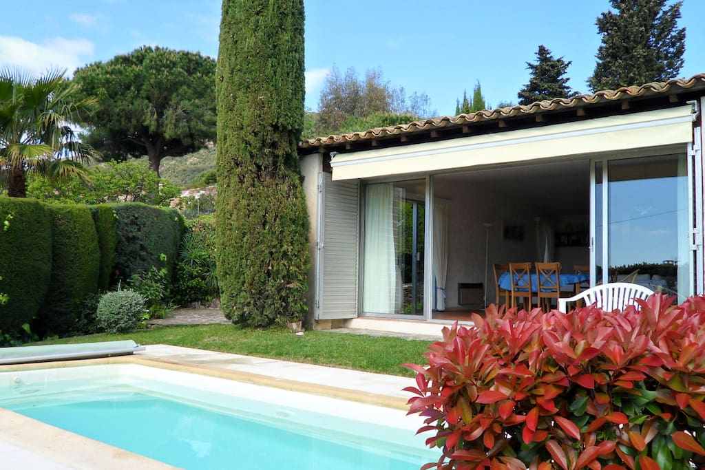 piscine, jardin et séjour