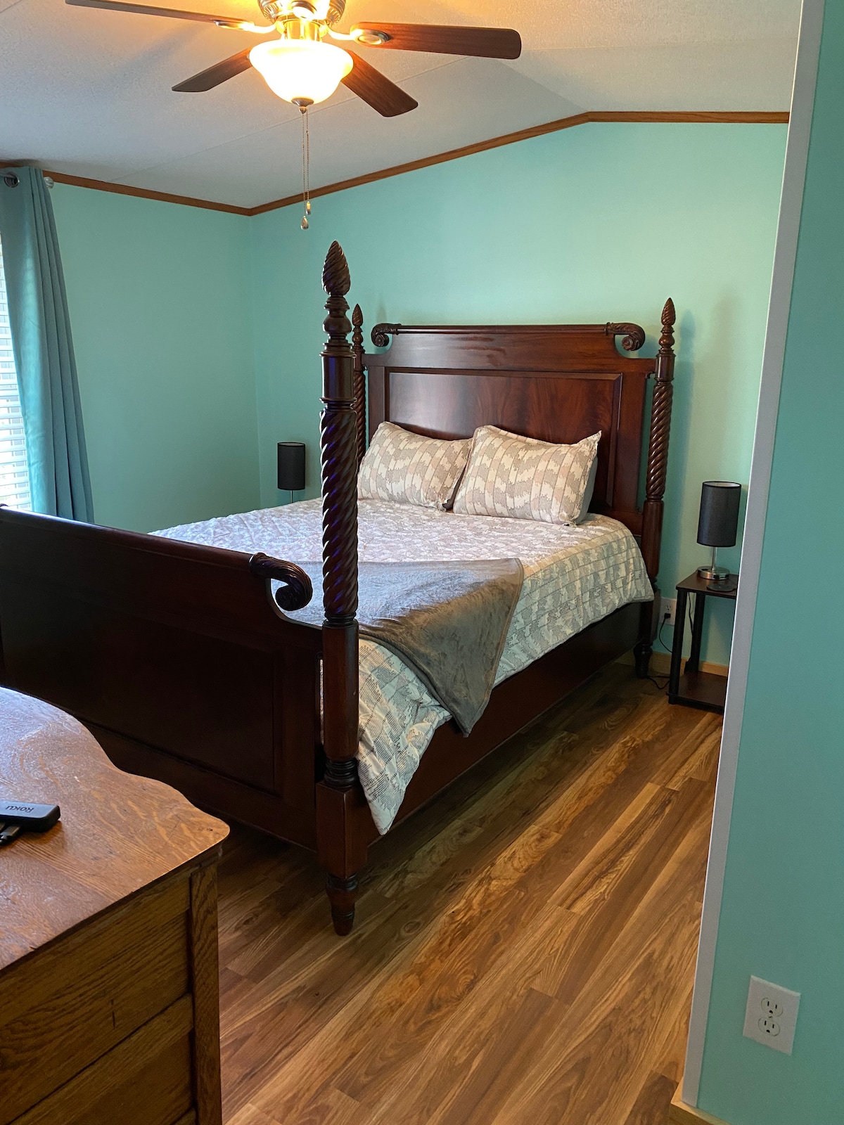 Dormitorio principal con cama tamaño queen.