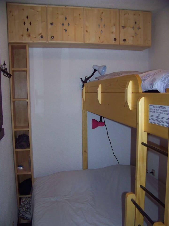 La habitación separada y su cama para 2 adultos y 1 niño.