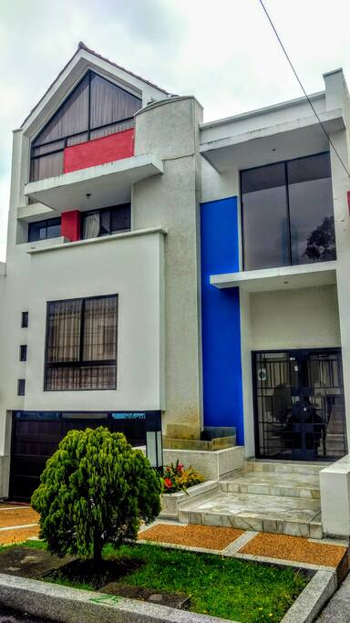 fachada de la casa bosque