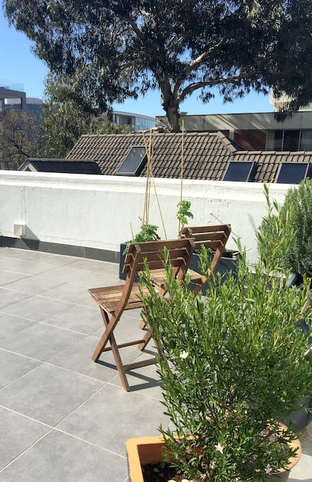 Uniquely positioned on the roof terrace of an art deco building – with access to exclusive outdoor space!