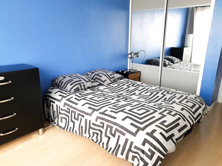 Soba s bračnim krevetom i garderobom