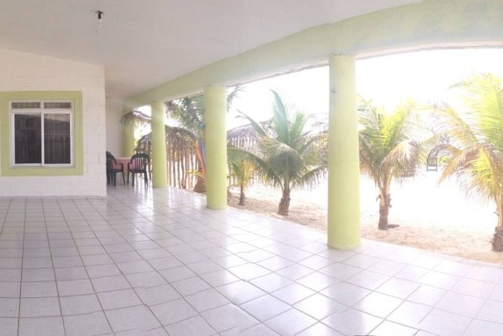 Terraza amplia ideal para una tomar una siesta en hamaca.