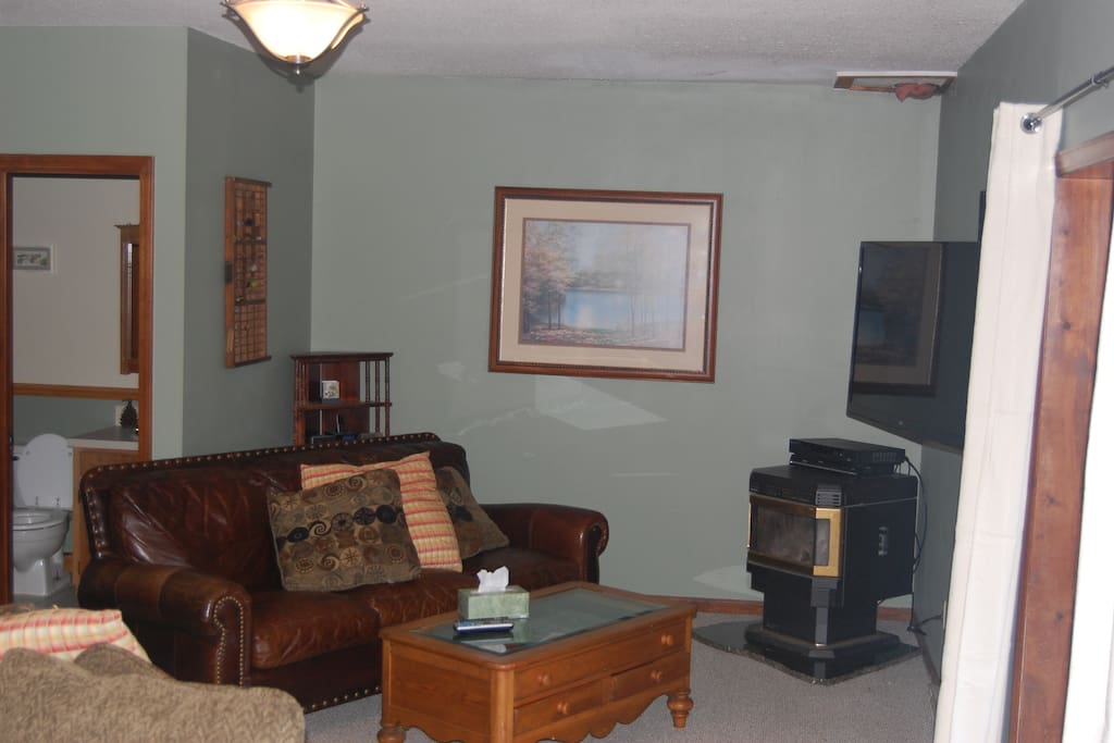 Downstairs living with room for 10 plus,47" TV