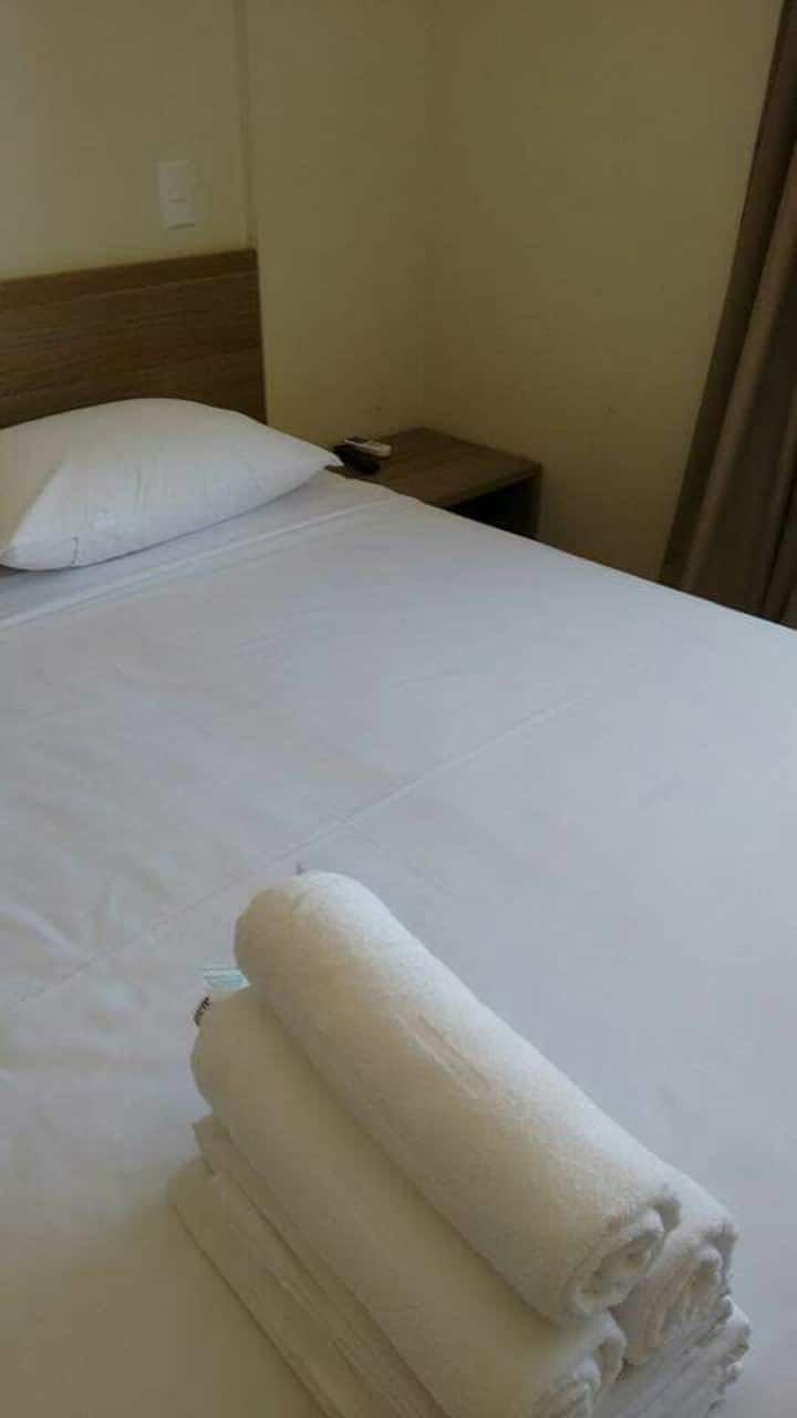 Ajër i kondicionuar, TV 32", tavolinë pranë krevatit, DOLLAP me vetëm 05 varëse.
Çarçafët dhe peshqirët ofrohen çdo 03 ditë.
Pastrimi i apartamentit vetëm pas largimit.
Krevat kutie për 02 persona në dhomë dhe krevat fëmijësh.
Dhe divan krevat në dhomën e ndenjjes, për 02 persona.