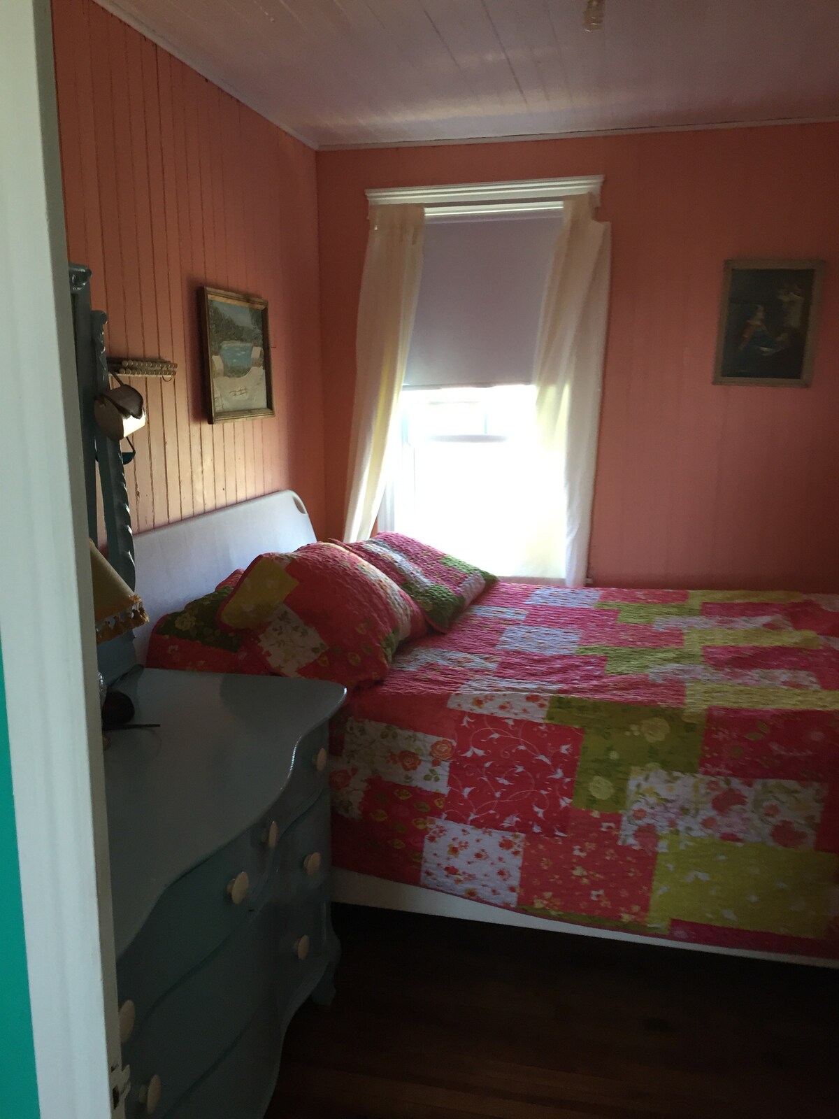 Chumba cha kulala kwenye ghorofa ya kwanza na kitanda cha malkia