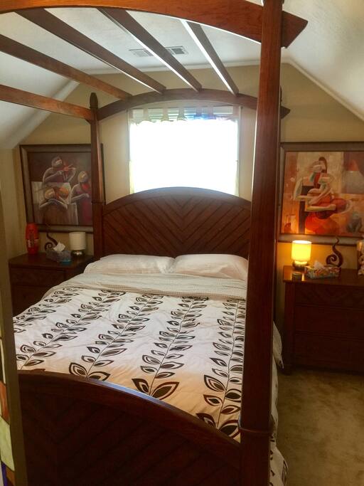 Comfy queen size cabin bed. Your choice of satin or regular linens. TV & WIFI Available.