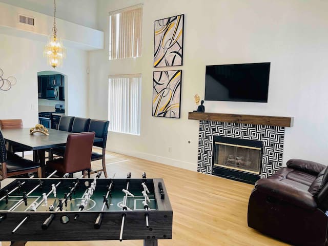 Unwind in Unique Pool Home-8 mile 2strip