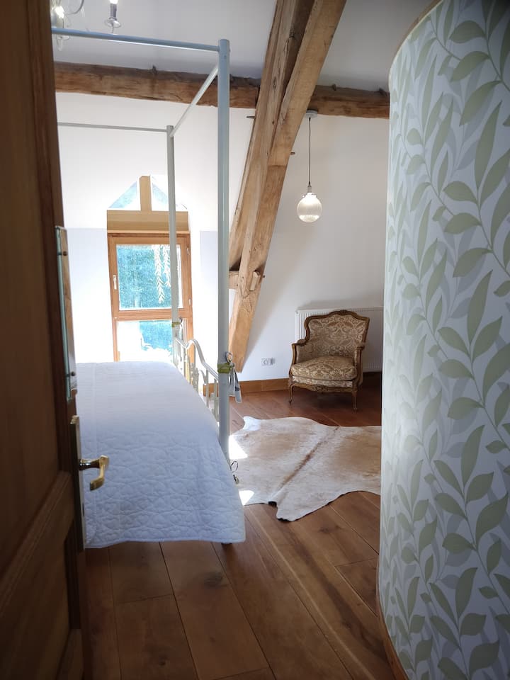 Výhľad z okna na terasu „Chouvigny“