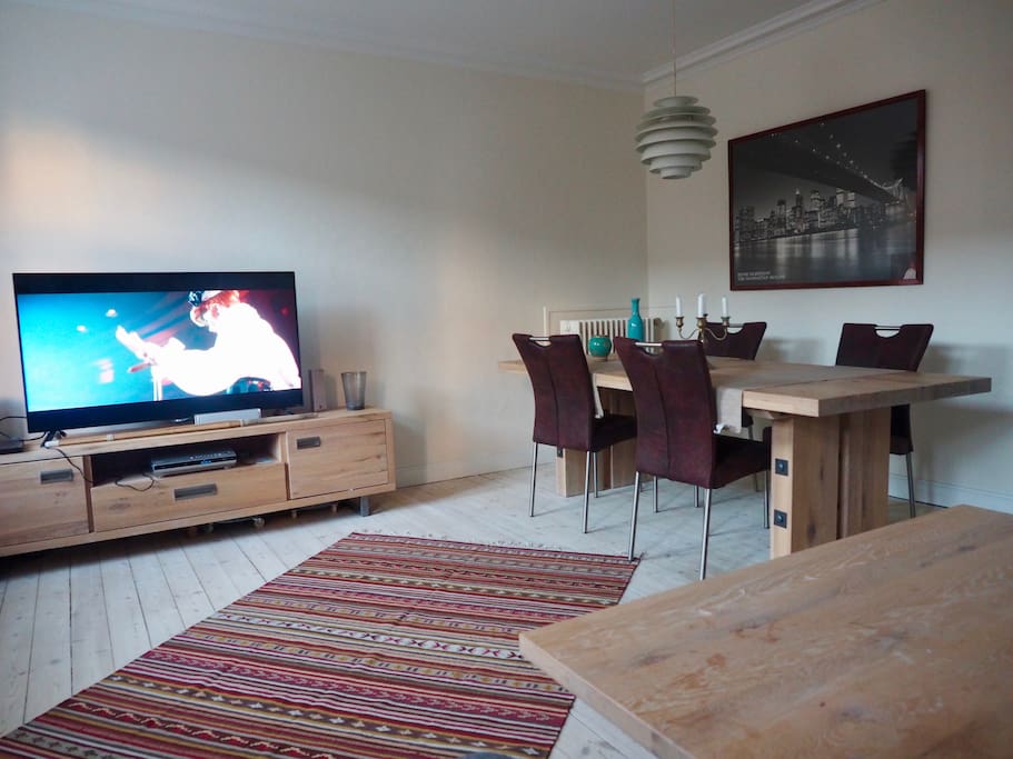Living-room with TV and dinning table