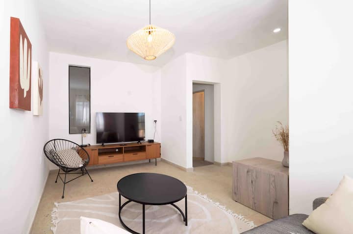 Sehemu ya Pili ya Kuishi iliyo na Sofa na Televisheni ya Televisheni