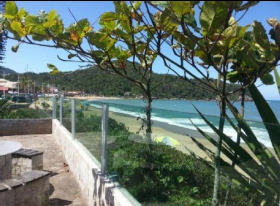 Espaço de lazer frente-mar do condomínio