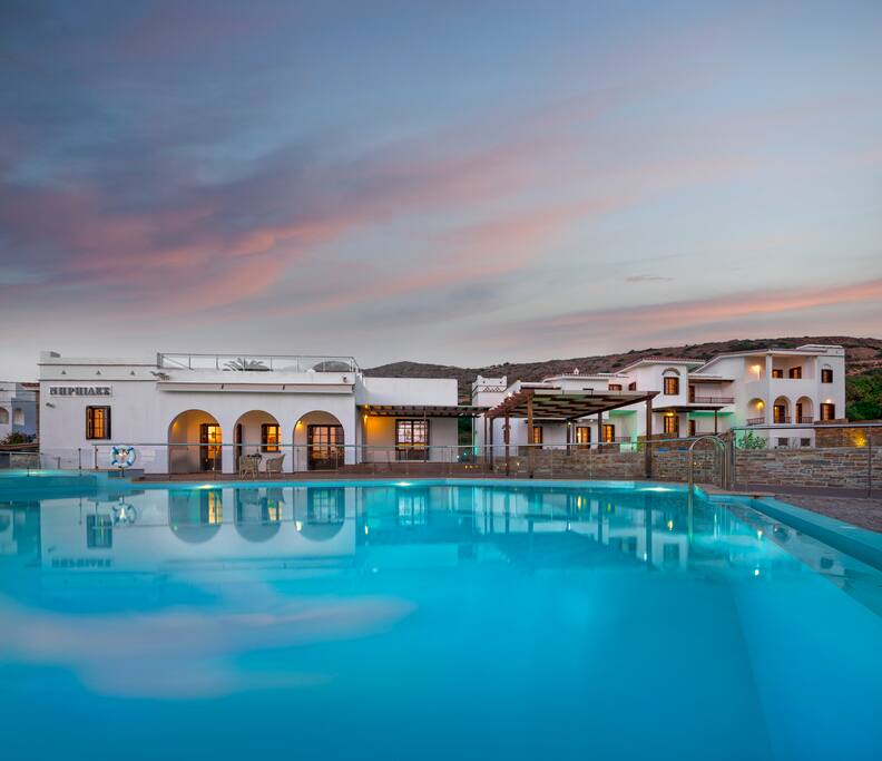 Χώρος Υποδοχής και Πισίνας | Reception and Pool Area