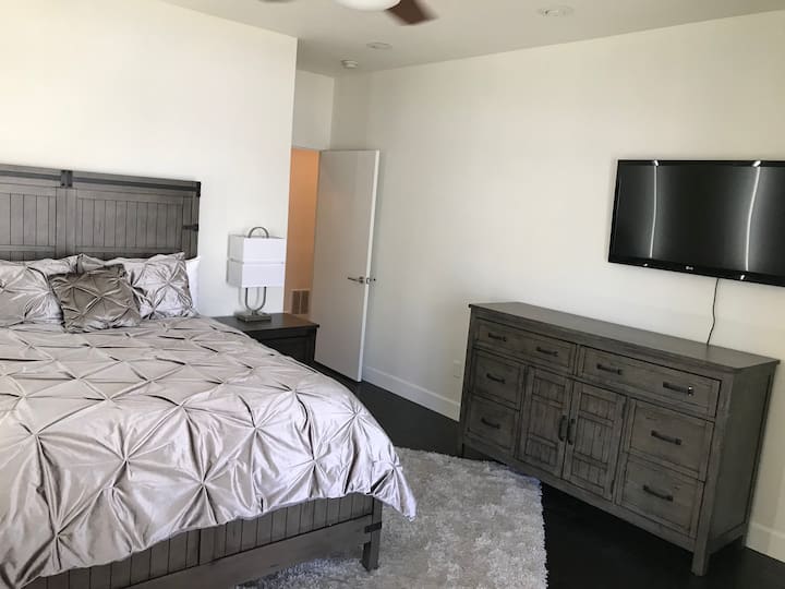 标准双人床主卧智能电视