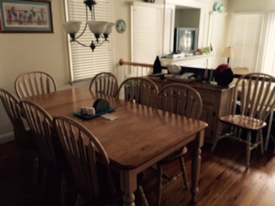 Relaxed dining room seats 8+