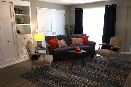 West LA Newly Renovated Guesthouse