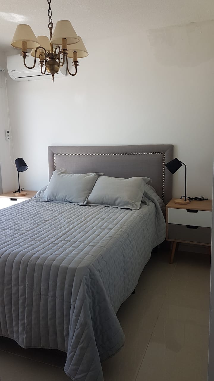 מיטה זוגית עם נוף לים, יציאה למרפסת עם נוף לים, ארון גדול, חדר רחצה צמוד, מיזוג אוויר וטלוויזיה.