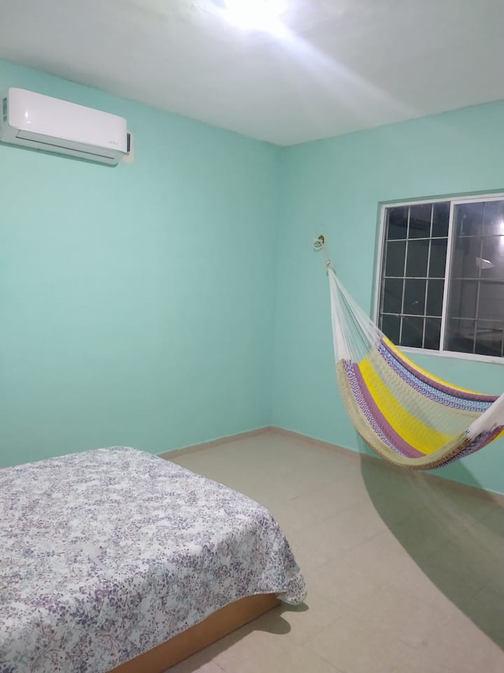 Საძინებელი, რომელიც აუზს გადაჰყურებს