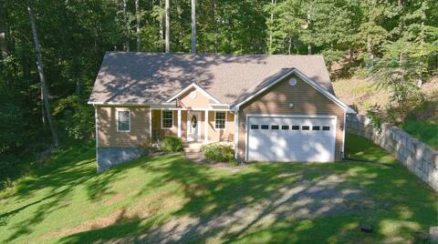 Magic Mountain VA, Renew in Wine Country, King Bed