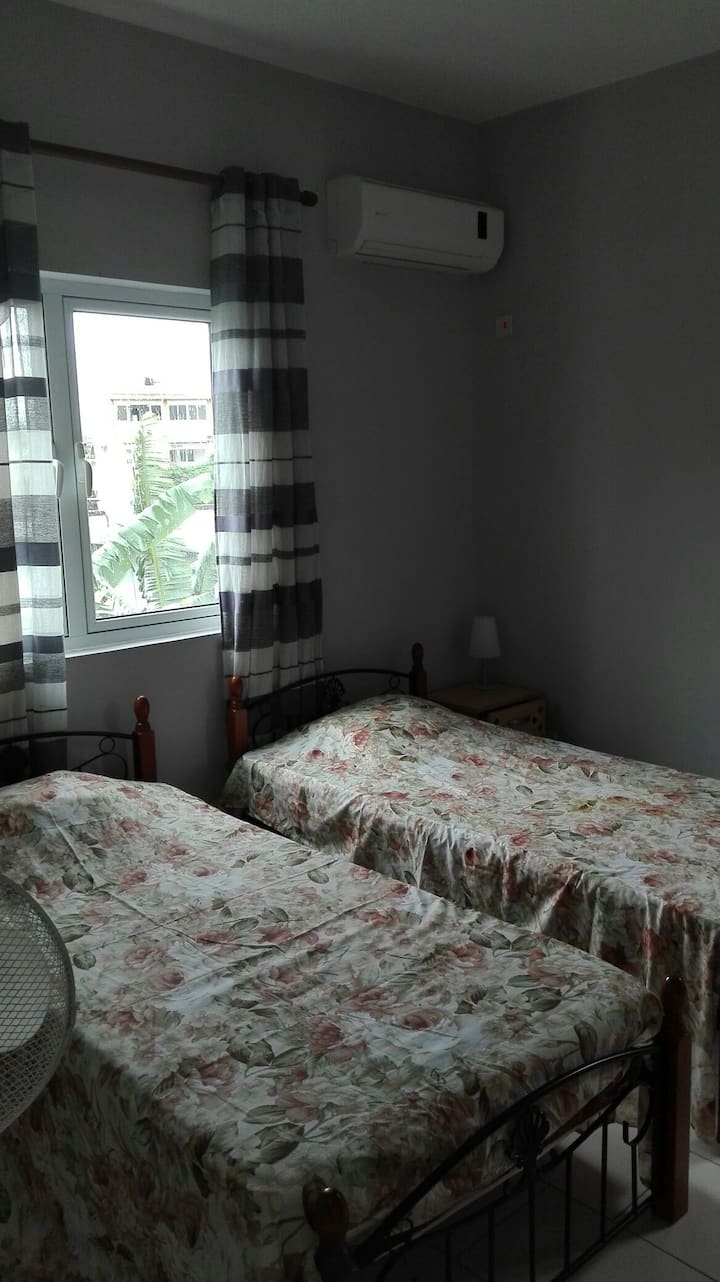 חדר מצויד בשתי מיטות של  190 x 90 עם מלתחה 3 דלתות ומצויד במזגן