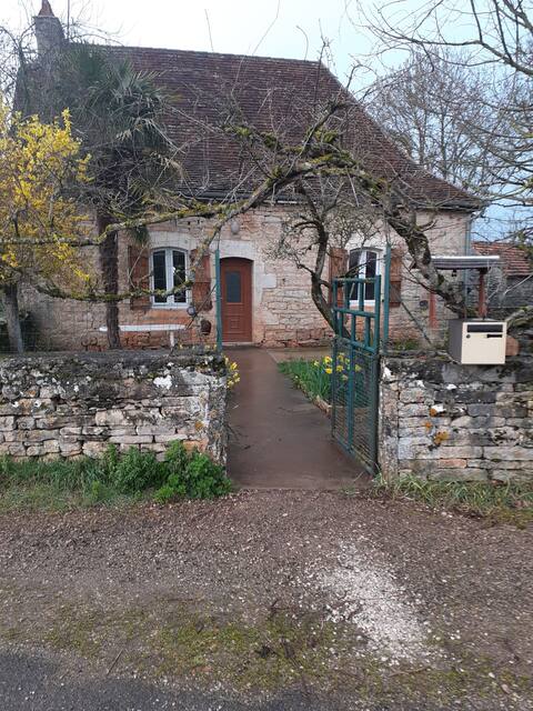 Maison de hameau avec jardin clôturé