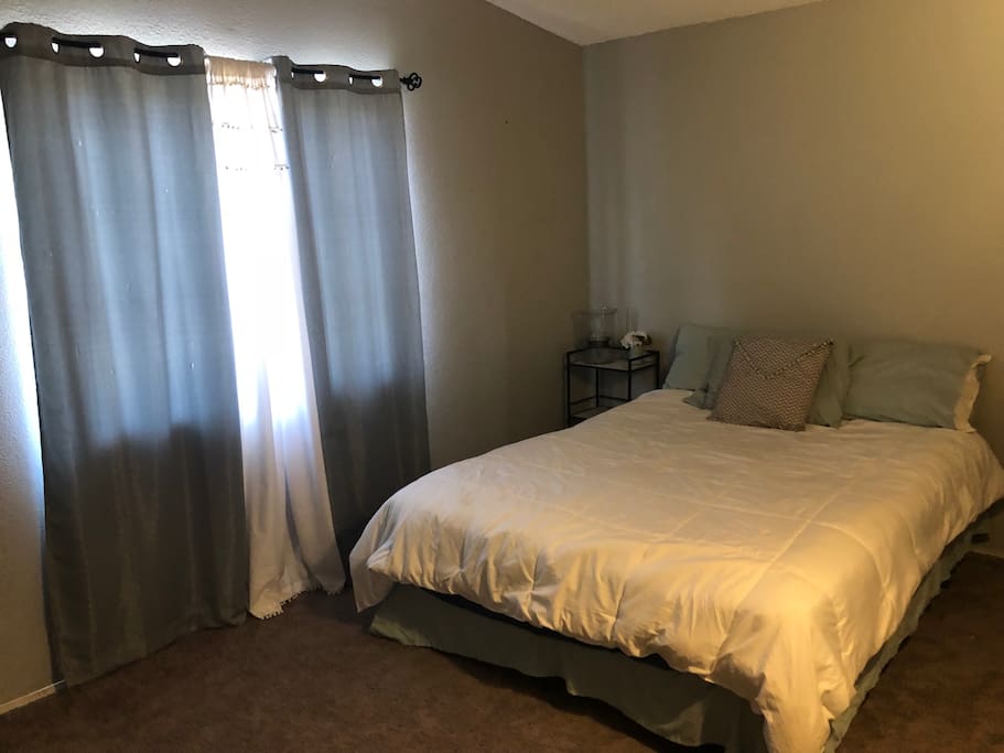 Queen size bed in guest room with TV (Netflix).