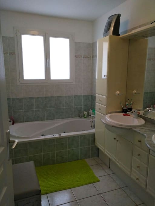 La salle de bain avec baignoire balnéaire et douche sont à votre disposition