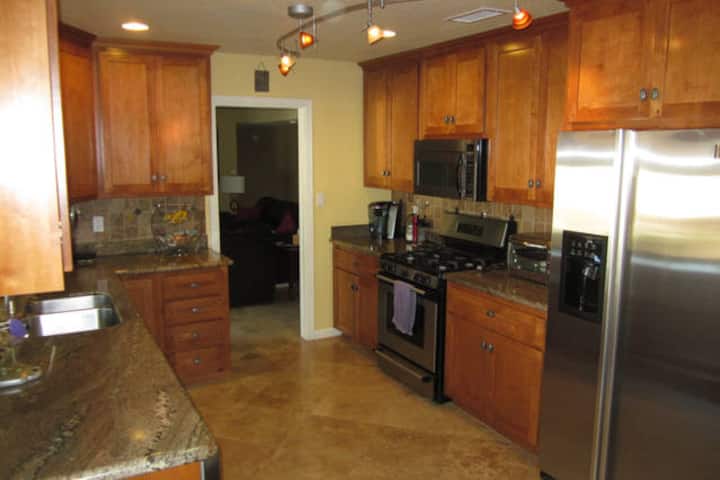 Cozy Queen In Litchfield Park - Litchfield Park, AZ