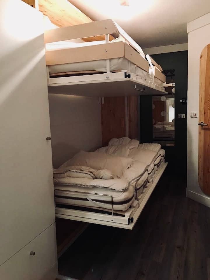 Postele zabudované v nočnom režime.

Nástenné postele v nočnom režime.