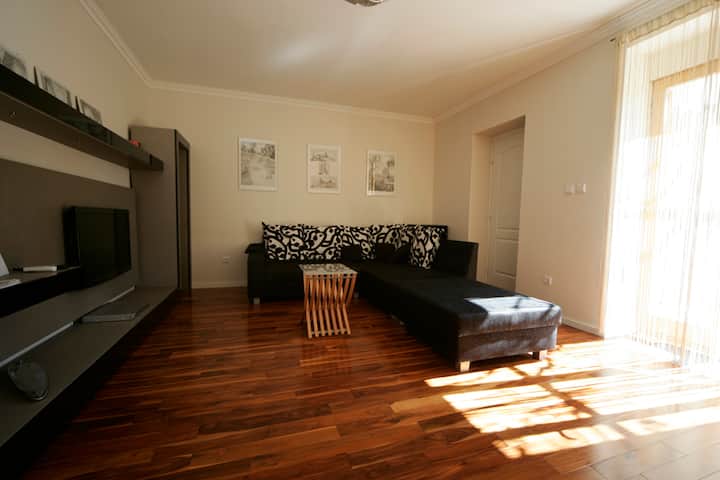 Obývacia izba - pohovka sa zmení na veľkú manželskú posteľ