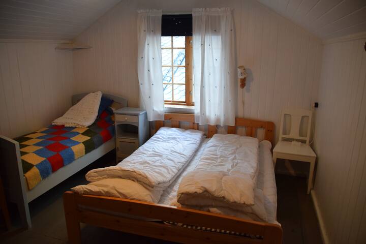Trojlôžková izba v podkroví / trojlôžková izba hore