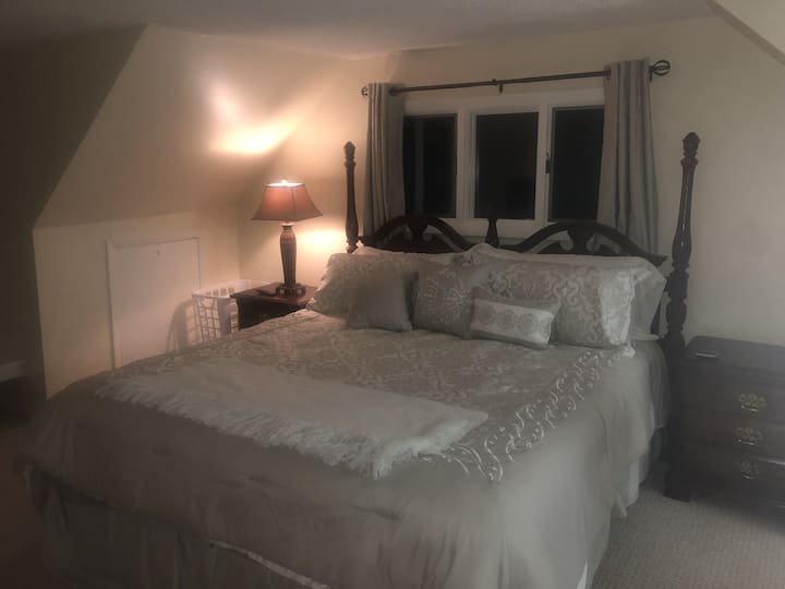 卧室5 -楼上主卧/带梳妆台、床头柜、衣橱和Roku电视的加大双人床